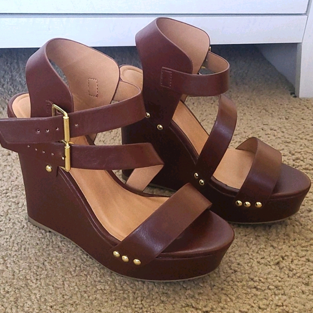 Platform brown ankle strap and gold details